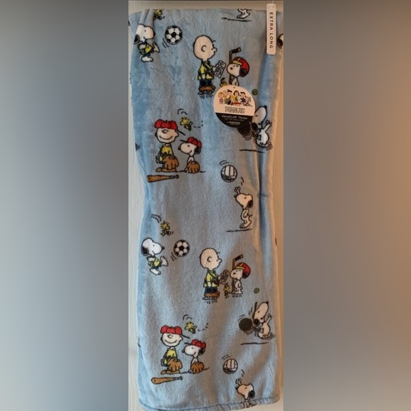 Peanuts Snoopy and Friends Sports
Throw Blanket - Picture 1 of 4